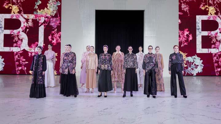 Koleksi Benang Jarum di Fashion Nation 2025, Paduan Motif Floral dan Teknik Watercolor 