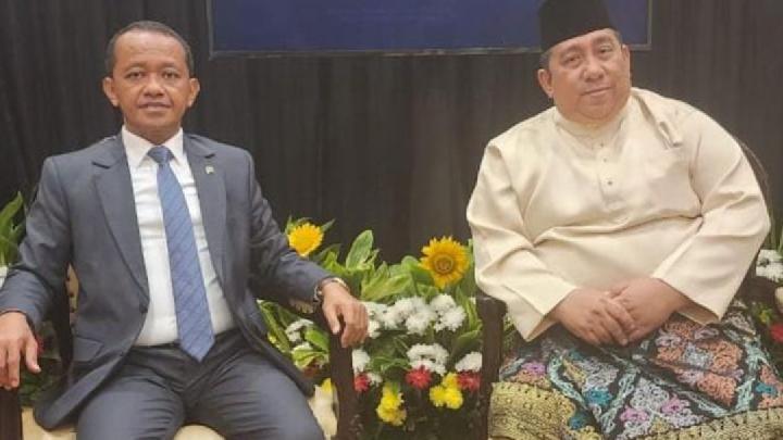 Menteri Energi dan Sumber Daya Mineral (ESDM) sekaligus Ketua Umum Partai Golkar Bahlil Lahadalia (kiri) bersama Presiden Pemuda Masjid Dunia Said Aldi Al Idrus. ANTARA/HO-Dokumentasi Pribadi