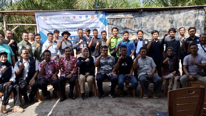 Dosen Polman Negeri Bangka Belitung memberikan pelatihan penggunaan dan perawatan peralatan monitoring kualitas air berbasis IoT kepada pembudidaya ikan di UPR Tiga Saudara, Desa Air Ruay, Kabupaten Bangka, Kamis, 7 Agustus 2025. Dok. Polman Babel