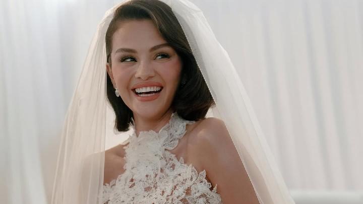 Deretan Gaun Pengantin Selena Gomez yang Dramatis di Hari Penikahannya