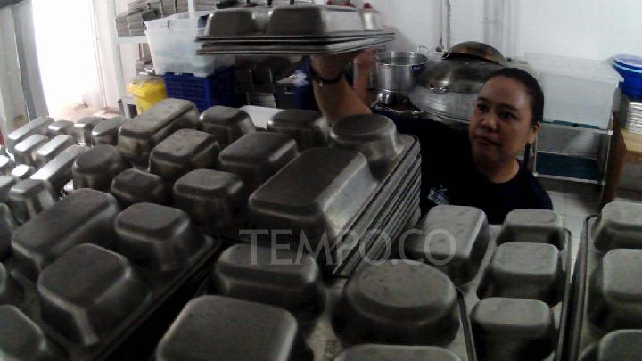 Some Free Meal Kitchens in Jakarta Still Lack Hygiene and Sanitation Certificates