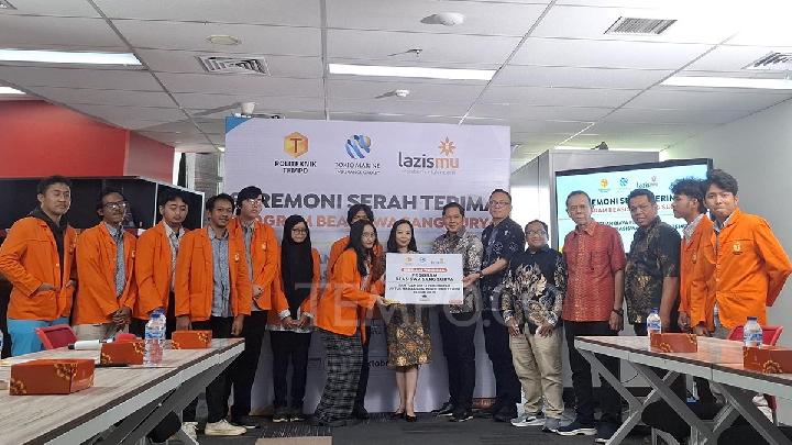 Penyerahan simbolis Beasiswa Sang Surya 2025 oleh perwakilan Tokio Marine, Head of Product Development & Marketing Division Alexander Mahendrawan, Head of Marketing Communications and Corporate Branding Ferawati Gondokusumo, Direktur Penghimpunan Lazismu Mochammad Sholeh Farabi dan Direktur Pendistribusian Lazismu Ardi Lutfi Kautsar kepada mahasiswa penerima beasiswa Politeknik Tempo yang disaksikan Direktur Politeknik Tempo Shalfi Andri dan Ketua Yayasan Rumah Edukasi Tempo Herry Hernawan sebagai wujud komitmen bersama mendukung pendidikan. Dok. Politeknik Tempo/Aisha Jingga
