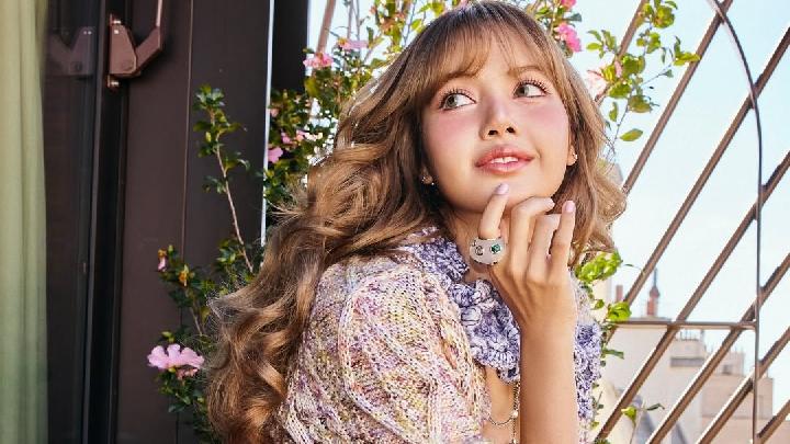 Lisa BLACKPINK Tampil Menawan Penuh Warna di Paris Fashion Week