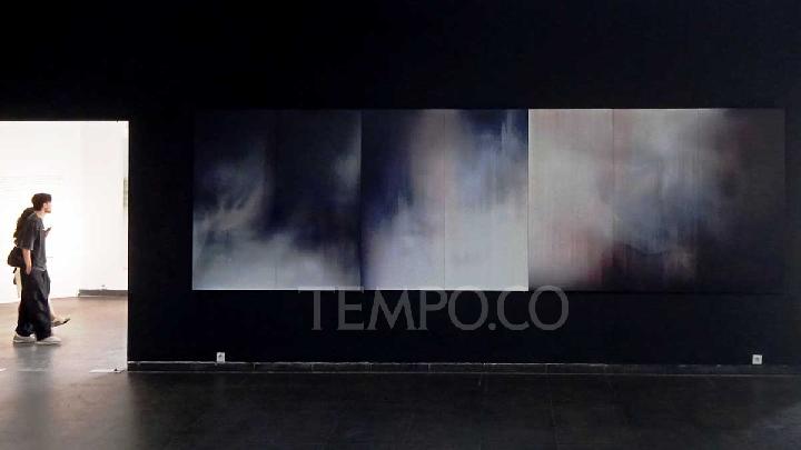 Pameran tunggal seniman Galih Adika Paripurna berjudul Every Solid Thing Leaves A Trace di Galeri Artsociates-Lawangwangi, Bandung, Jawa Barat, 27 September 2025. Tempo/Anwar Siswadi