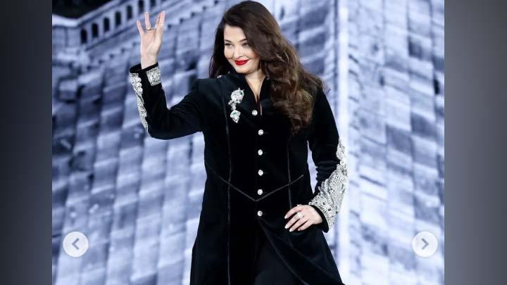 Gaya Classy Aishwarya Rai di Paris, Lipstik Merah Mencuri Perhatian 