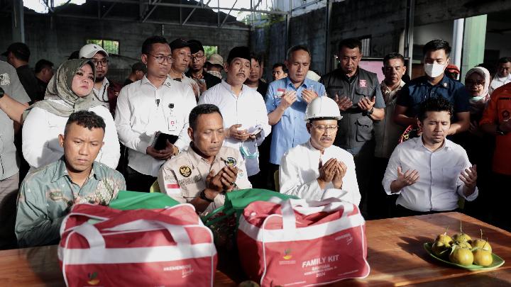 Gus Ipul, El-Khoziny Ponpes Halk Mutfağında kurbanın ailesiyle dua etti