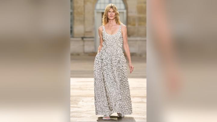 Laura Dern Debut Model Catwalk di Umur 58, Bukti Enggak Ada Kata Terlambat