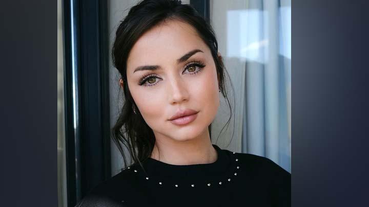 Gaya Makeup Slay Ana de Armas di Paris Fashion Week 2025 untuk Louis Vuitton