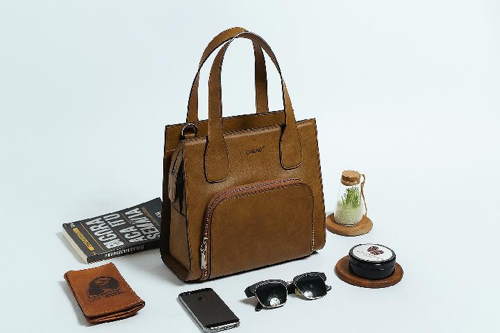 Siap Stand Out dengan Tas Kulit, Cek Koleksi Calep Berikut