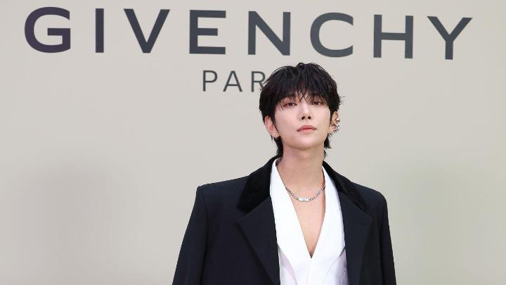 Joshua SEVENTEEN Jadi Sorotan di Paris Fashion Week 2025, Tampil Elegan Bersama Givenchy