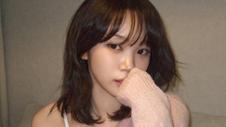 Kim Chae Won LE SSERAFIM Cover Lagu Confession dari Park Hye Kyung dengan Gaya Manisnya