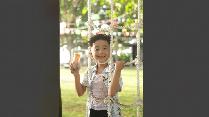 Ilustrasi anak main di bawah sinar matahari/Amara