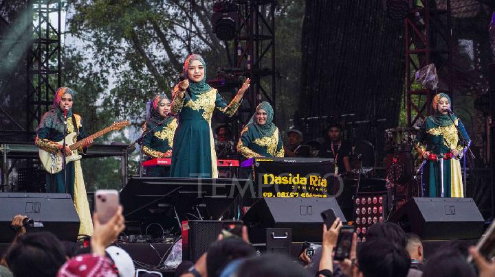 Grup musik Nasida Ria dalam Synchronize Fest 2025 di Gambir Expo Kemayoran, Jakarta, Sabtu, 4 Oktober 2025.  Tempo/Martin Yogi Pardamean