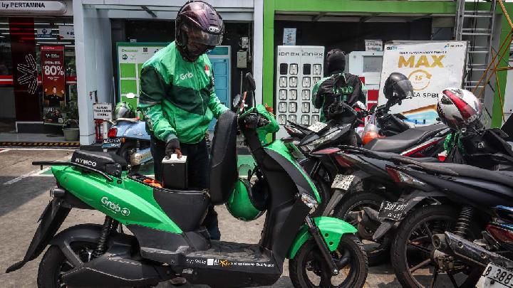 Pengemudi ojek daring mengganti baterai motor listriknya di stasiun penukaran baterai kendaraan listrik umum, SPBU Pertamina, Jalan MT Haryono, Jakarta, 9 Oktober 2025. Antara/Muhammad Rizky Febriansyah