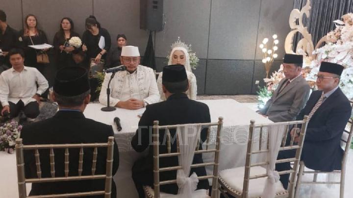 Mantan Presiden, Joko Widodo dan Menko Bidang Pangan Zulkifli Hasan (kanan) menjadi saksi pernikahan Wali Kota Tegal, Dedy Yon Supriyono yang berlangsung di Hotel Grand Mercure, Solo Baru, Kecamatan Grogol, Kabupaten Sukoharjo, Jawa Tengah, 10 Oktober 2025. Tempo/Septhia Ryanthie