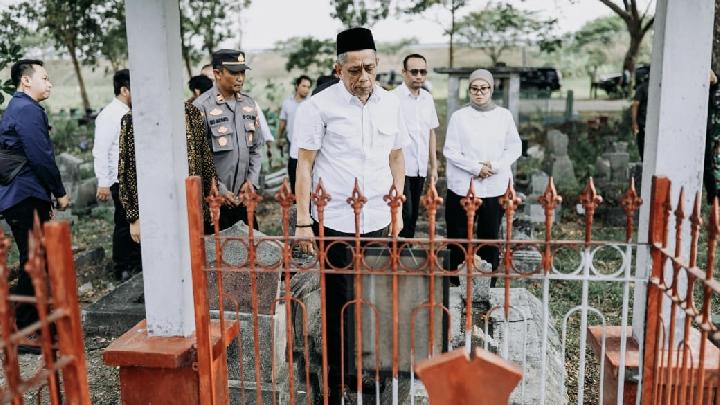 Wamensos Ziarah ke Makam Aktivis Buruh Marsinah