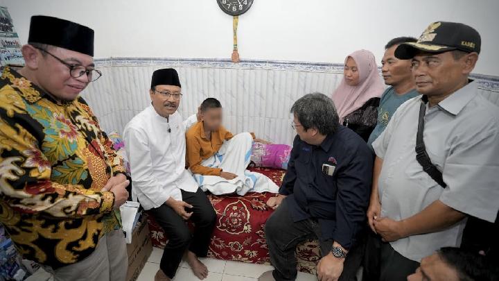 Mensos Jenguk Rosi, Santri Korban Runtuhnya Bangunan Ponpes di Sidoarjo