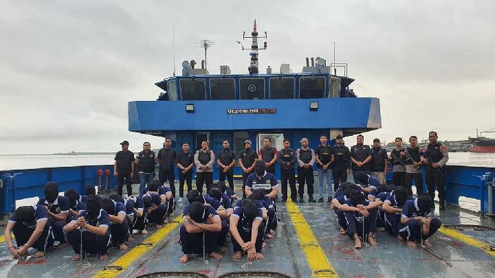 Indonesia Transfers Dozens of High-Risk Inmates to Nusakambangan Prison Island