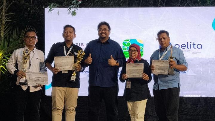 Direktur Politeknik Tempo Shalfi Andri (kanan) menerima piagam dan trofi pada puncak acara VO-Creation di Denpasar, Bali, 10 Oktober 2025. Dok Pelita