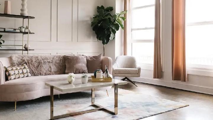 Max Desain Interior menghadirkan ruang tamu yang elegan dengan sentuhan warna lembut dan pencahayaan alami yang menenangkan. Dok. Max Design