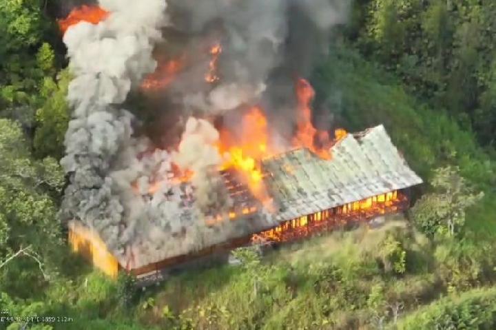 TNI-Polri dan TPNPB Saling Tuding Bakar Sekolah di Kiwirok Papua