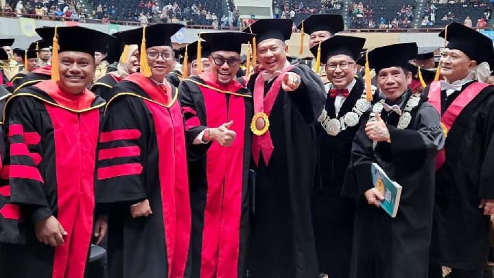 Ahmad Sahroni Borobudur Üniversitesi Mezuniyetine Katıldı