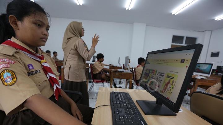 Siswa membuat cerita bergambar melalui aplikasi literasi berbasis cloud di SDN Cikini 01 Pagi, Jakarta, 15 Oktober 2025. Tempo/Subekti