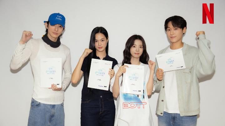 Ada Lee Do Hyun sampai Lee Soo Hyuk, Netflix Ungkap Script Reading Drama Baru Grand Galaxy Hotel!