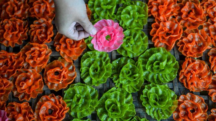 Penjemuran kerupuk besot di Kadungora, Kabupaten Garut, Jawa Barat, 17 Oktober 2025. Kementerian Usaha Mikro Kecil dan Menengah mengumumkan penyaluran Kredit Usaha Rakyat (KUR) sektor produksi untuk pertama kalinya menembus 60,5 persen. Angka ini lebih tinggi dari sebelumnya sekitar 50 persen, dengan nilai penyaluran Rp 124,7 triliun dari total realisasi Rp 206,2 triliun hingga 6 Oktober 2025. Antara/Raisan Al Farisi