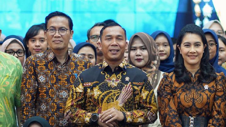 Menteri Kependudukan dan Pembangunan Keluarga Wihaji (tengah) bersama seluruh Aparatur Sipil Negara (ASN) Kemendukbangga menyampaikan ucapan selamat ulang tahun kepada Presiden Republik Indonesia Prabowo Subianto di Jakarta, Jumat, 17 Oktober 2025. Dok. Kemendukbangga