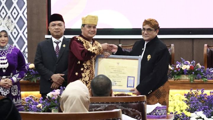 Bupati Tangerang, Moch. Maesyal Rasyid, saat menyerahkan penghargaan dan diterima langsung oleh Direktur Utama Perumdam TKR, Sofyan Sapar di Pusat Pemerintahan Kabupaten Tangerang, Tigaraksa, Senin, 13 Oktober 2025. Dok. Perudam TKR