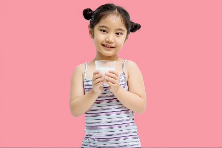 Recognizing Cow's Milk Allergy in Kids - Symptoms and Dangers, According to a Doctor
