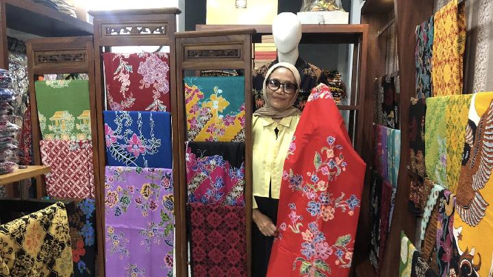 Pendiri Datik Batik, Datik Daryanti, asal Tangerang Selatan, Banten, sukses memperkenalkan batik khas daerahnya hingga menembus pasar luar negeri berkat pendampingan program BRIncubator dari BRI. Dok. BRI