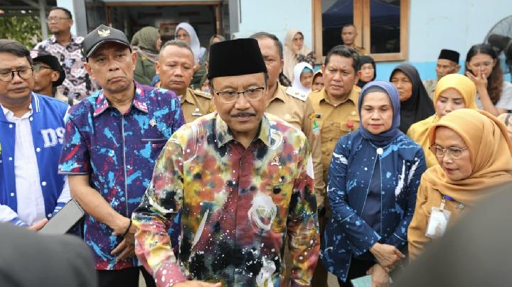 Mensos Gus Ipul Tinjau Penyaluran BLTS di Karawang