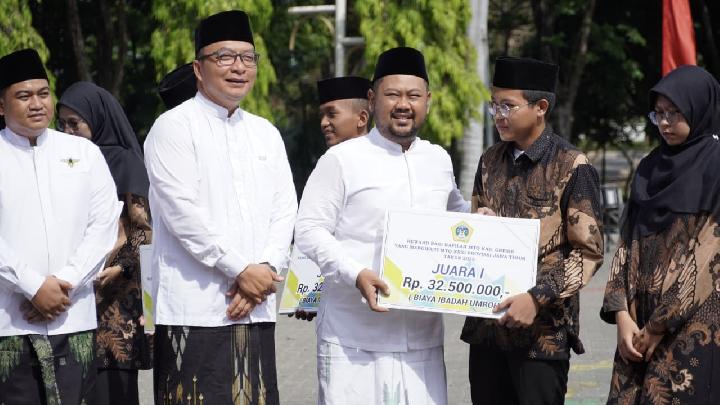 Bupati Yani Serahkan Hadiah untuk Juara Umum MTQ Jatim 2025