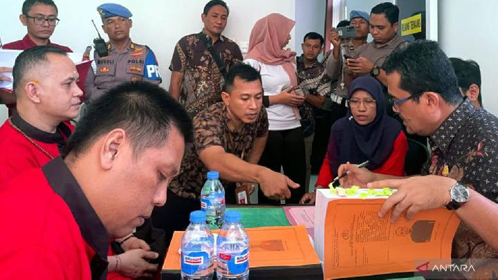 Kompol Yogi dan Ipda Haris yang menjadi tersangka kasus kematian Brigadir Nurhadi menjalani proses tahap dua di Kantor Kejari Mataram, NTB, 3 Oktober 2025. Antara/Dhimas B.P