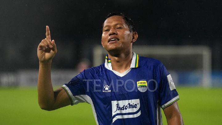 Rus onasi ish joyida sikiladi (porno video)