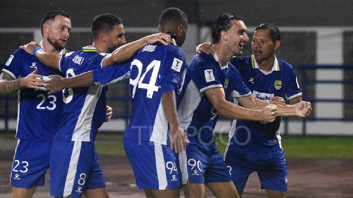 Pesepak bola Persib Bandung Andrew Jung (kedua kanan) melakukan selebrasi setelah mencetak gol ke gawang Selangor FC pada pertandingan Fase Grup G AFC Champions League (ACL) Two di Stadion Gelora Bandung Lautan Api, Bandung, Jawa Barat, 23 Oktober 2025. Tempo/Prima Mulia