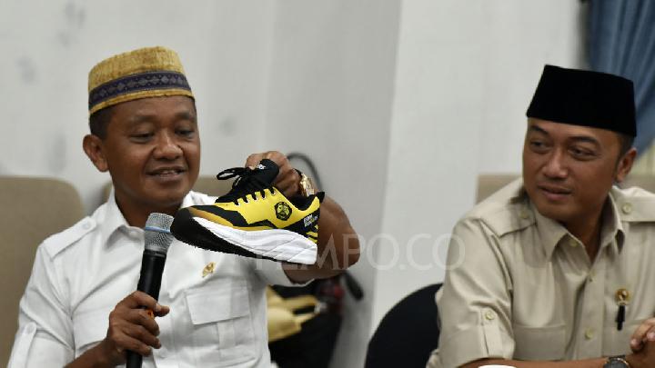Saat Bahlil Pamer Sepatu Buatan UMKM Berlogo Kementerian ESDM