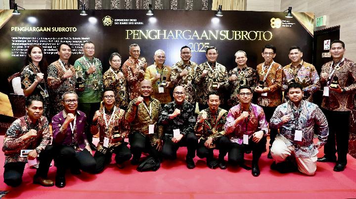 Direktur Utama (Dirut) PT Pertamina (Persero) Simon Aloysius Mantiri turut hadir memberikan apresiasi kepada seluruh jajaran Pertamina Group dalam ajang Penghargaan Soebroto diselenggarakan oleh Kementerian Energi dan Sumber Daya Mineral (ESDM) di Jakarta, 24 Oktober 2025. Dok. Pertamina