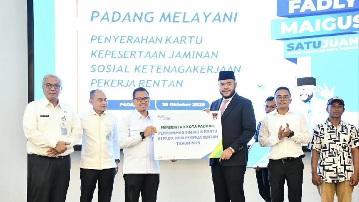 Fadly Amran Serahkan BPJS Ketenagakerjaan bagi 3.000 Pekerja Rentan