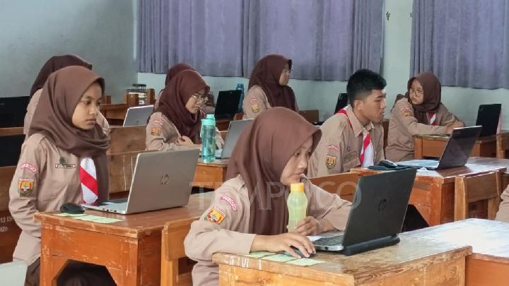 Depok’taki Lise Öğrencileri TKA Denemelerinin İkinci Dalgasında Hala Ağ Sorunları Yaşıyor Depok’taki Lise Öğrencileri TKA Denemelerinin İkinci Dalgasında Hala Ağ Sorunları Yaşıyor