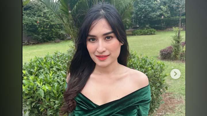 Gaya Makeup Angbeen Rishi, Dominan Nuansa Peach Look