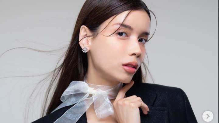 Gaya Fashion Monokrom Sabrina Chairunnisa, dari Casual hingga Glamor