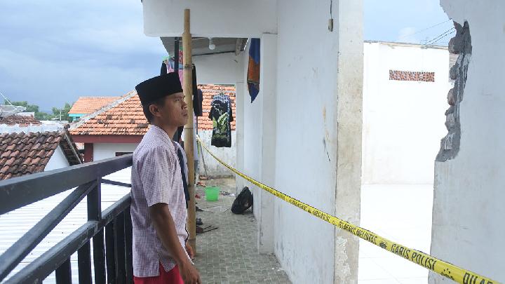 Diyanet Bakanlığı, Situbondo’da Yıkılan İslami Yatılı Okulun Çatısının Yenilenmesi İçin 200 Milyon IDR Bağış Dağıttı