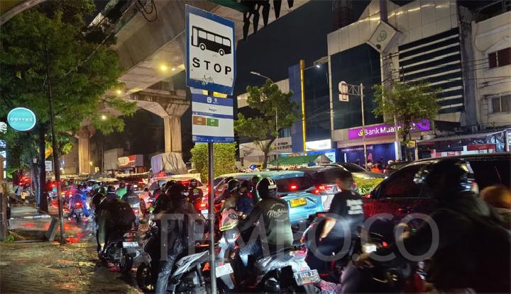 Macet di Jalan Kapten Tendean, Mampang Prapatan, Jakarta Selatan, Kamis malam, 30 Oktober 2025. Tempo/Amelia Rahima