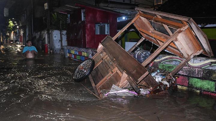Extreme Weather in Jakarta: Fallen Trees Damage Cars, Kill at Least One