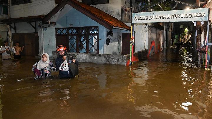 BPBD Jakarta, bu sabah 33 RT’nin hâlâ sular altında kaldığını kaydetti