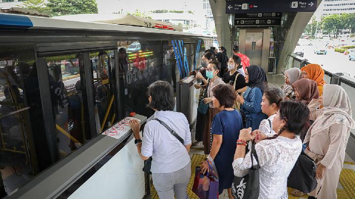 Transjakarta Daily Passengers to Hit 1.4 Million, Mostly Gen Z and Millennials
