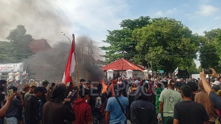 Polis, Hayal Kırıklığına Uğrayan Kalabalığın Pantura Ablukası Pati Regent’in Görevden Alınmamasının Ardından 4 Kişiyi Tutukladı Polis, Hayal Kırıklığına Uğrayan Kalabalığın Pantura Ablukası Pati Regent’in Görevden Alınmamasının Ardından 4 Kişiyi Tutukladı